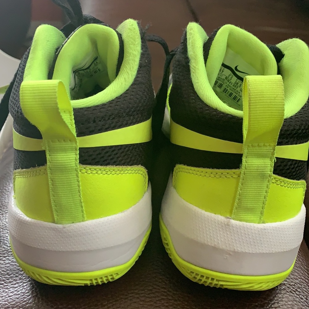 Preowned size 6Y Nike team hustle - Picture 2 of 12
